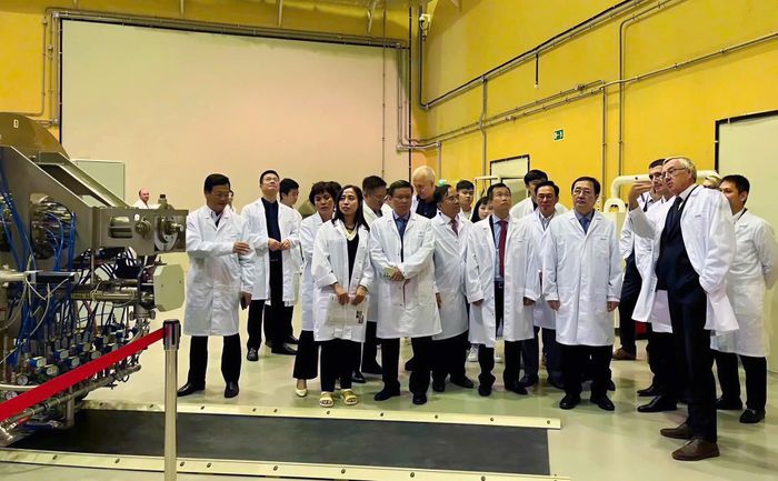 Đoàn công tác của Bộ Khoa học và Công nghệ thăm các cơ sở phòng thí nghiệm nổi bật của JINR. Ảnh: Trung tâm Truyền thông khoa học và công nghệ, Bộ Khoa học và Công nghệ.