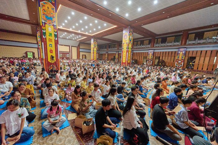 Buổi talkshow tại chùa Hưng Phúc thu hút sự tham gia của rất nhiều bậc làm cha mẹ cùng đi với con của mình.