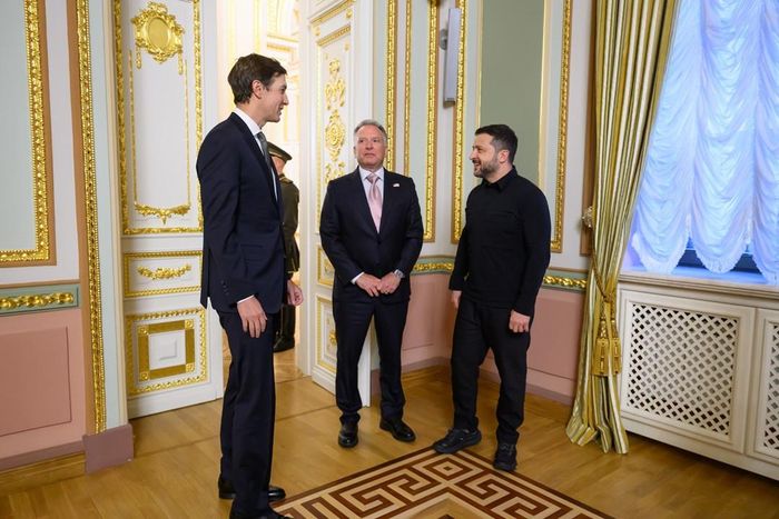 Tổng thống Ukraine Volodymyr Zelensky (phải) và các đặc phái viên Mỹ. Ảnh: X/@ZelenskyyUa