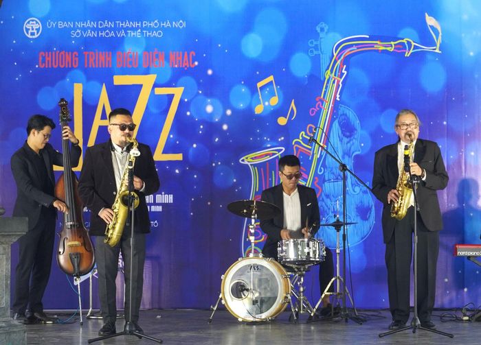 NSƯT Quyền Văn Minh cùng band nhạc mang những giai điệu Jazz đến không gian mở tại Nhà Bát Giác, Vườn hoa Lý Thái Tổ (phường Hoàn Kiếm, Hà Nội).