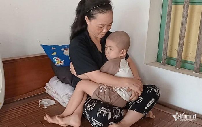 Vợ chồng nghèo khó bất lực khẩn cầu cộng đồng cứu hai con mắc bạo bệnh