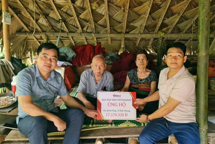 Đại diện Báo VietNamNet phối hợp địa phương trao số tiền 17.174.525 đồng tới gia đình ông Phong