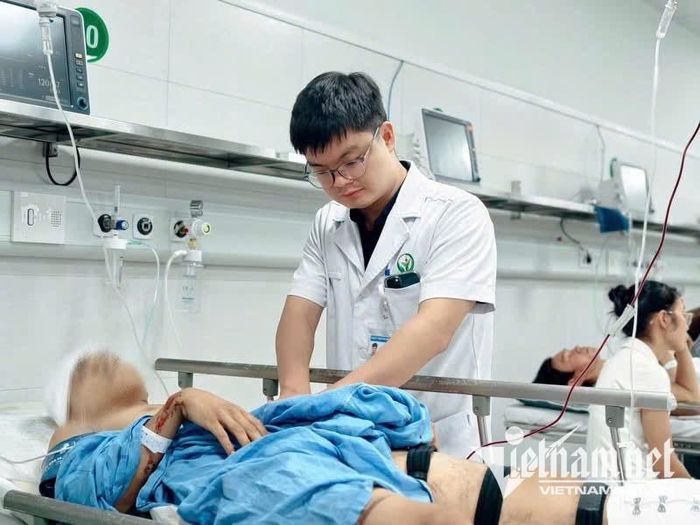 Ths.bác sĩ nội trú Bùi Văn Quang thăm khám cho bệnh nhân. Ảnh: N.Huyền