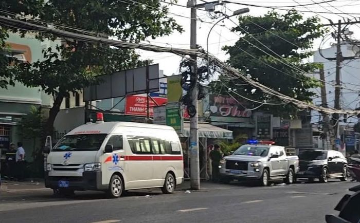 Xe cứu thương túc trực tại hiện trường vụ cháy. Ảnh: MK