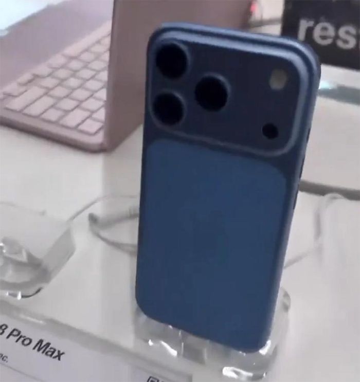 iPhone 18 Pro Max bản màu xanh. Ảnh cắt từ video nguồn Yeux1122