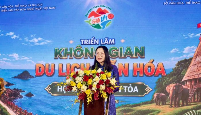  Bà Nguyễn Hằng Nga, Giám đốc Trung tâm Triển lãm văn hoá nghệ thuật Việt Nam. Ảnh: Kiều Vy