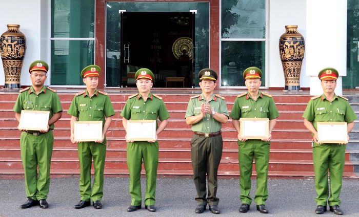 Lãnh đạo Công an tỉnh Vĩnh Long trao thưởng cho tập thể và cá nhân có thành tích xuất sắc trong khám phá vụ trộm hơn 1 tỷ đồng. Ảnh: T.X