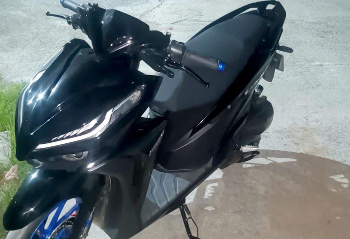 Hưng mua xe tay ga bằng tiền bán vàng trộm cắp được. Ảnh: Công an Vĩnh Long  