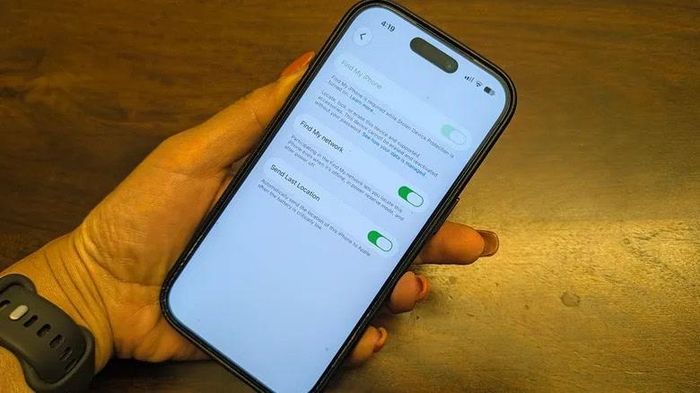 Người dùng iPhone nên đảm bảo đã bật cả Tìm iPhone và Mạng tìm. Ảnh: Engadget