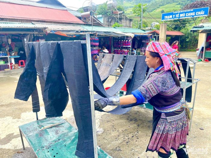 Nghề thủ công truyền thống tạo việc làm tại chỗ, nhưng thu nhập vẫn phụ thuộc sức mua và khả năng đưa sản phẩm ra thị trường. Ảnh: Hoàng Quý
