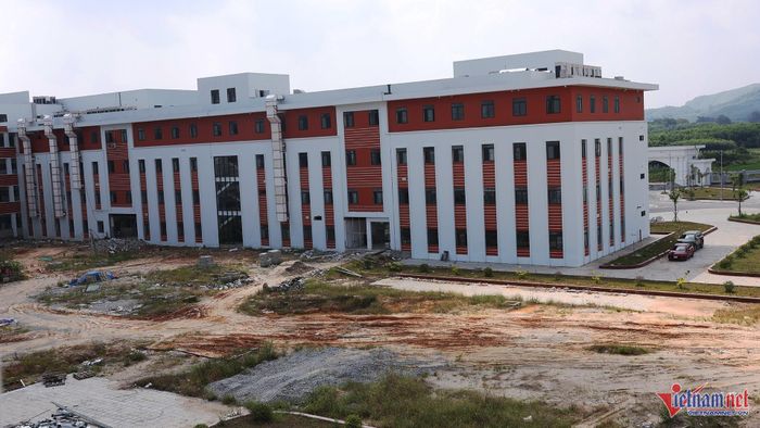 Các khối nhà đã được sơn mặt ngoài nhưng một số khu vực trong khuôn viên còn ngổn ngang. Ảnh: Đức Hoàng