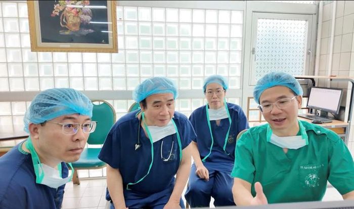 Hội đồng chuyên môn hội chẩn nhanh trong quá trình thực hiện lấy, ghép mô tạng. Ảnh: BVCC.