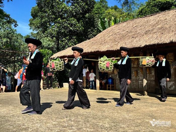 Nhà trai chọn ngày rồi đưa sính lễ, lễ vật sang nhà gái làm lễ ăn hỏi