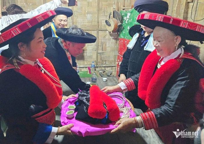 Mẹ chồng trao sính lễ cho mẹ vợ