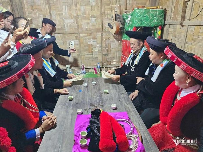 Sau khi được nhà gái đón tiếp, hai họ bàn chuyện cưới xin của đôi trẻ