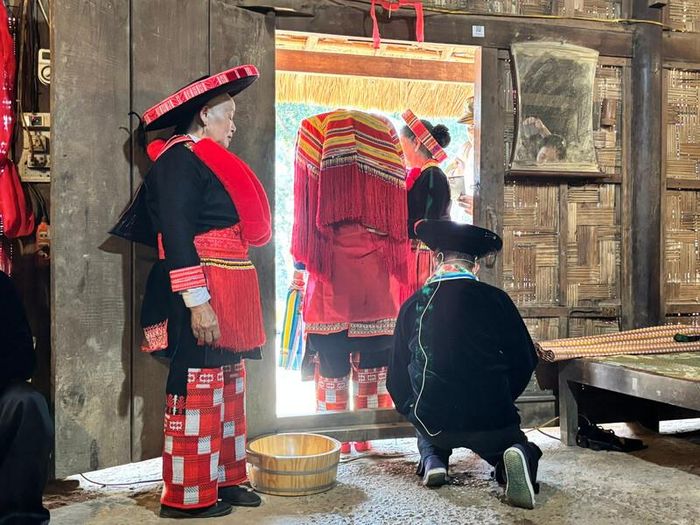 Khi đến trước cửa nhà trai, cô dâu đứng quay lưng vào nhà để thầy mo tiến hành làm lễ trừ ma quỷ nhằm loại bỏ những điều không may mắn