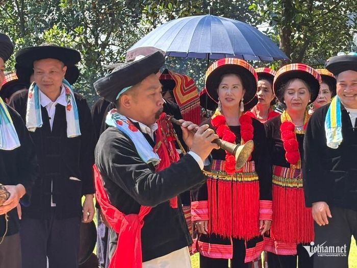 Lúc hai bên nhà trai và nhà gái gặp nhau, đội kèn nhà trai thổi kèn vòng quanh đoàn nhà gái 6 lần