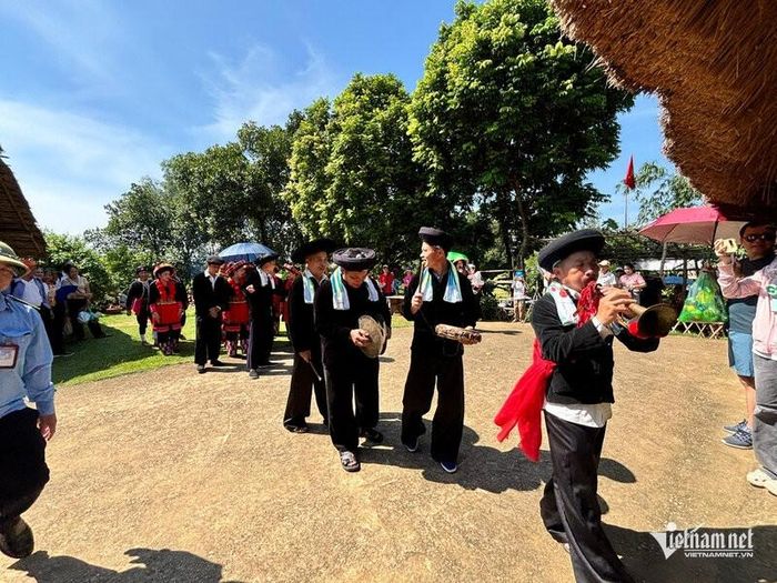 Vào ngày lành tháng tốt đã định, lễ cưới chính thức được diễn ra
