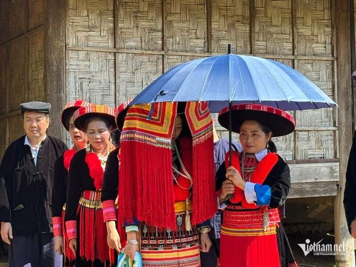 Trong ngày cưới, cô dâu mặc trang phục truyền thống, cổ và tay đeo vòng bạc, đầu trùm chiếc khăn đỏ to che kín mặt nhằm tránh mặt trời thấy, bởi người Dao quan niệm nếu để thấy mặt trời thì cô dâu sẽ bị mất vía