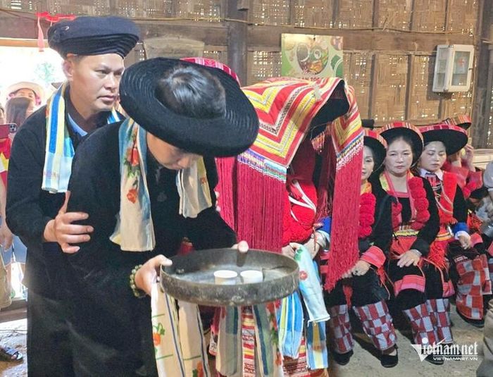 Đôi tân lang - tân nương thành kính thực hiện 12 lượt bái, cầu mong tổ tiên phù hộ gia đình bình an, làm ăn thuận lợi, con cháu đông đúc