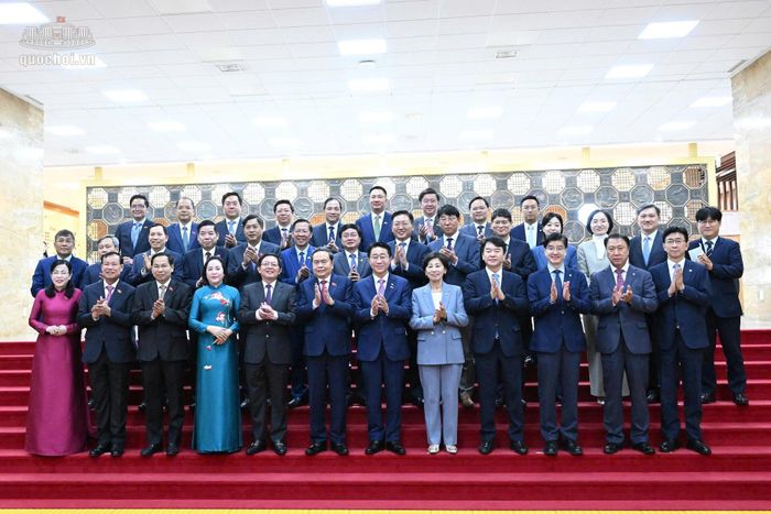 Chủ tịch Quốc hội Trần Thanh Mẫn và Chủ tịch Quốc hội Hàn Quốc Cho Jeong Sik cùng các đại biểu hai nước. Ảnh: Media QH