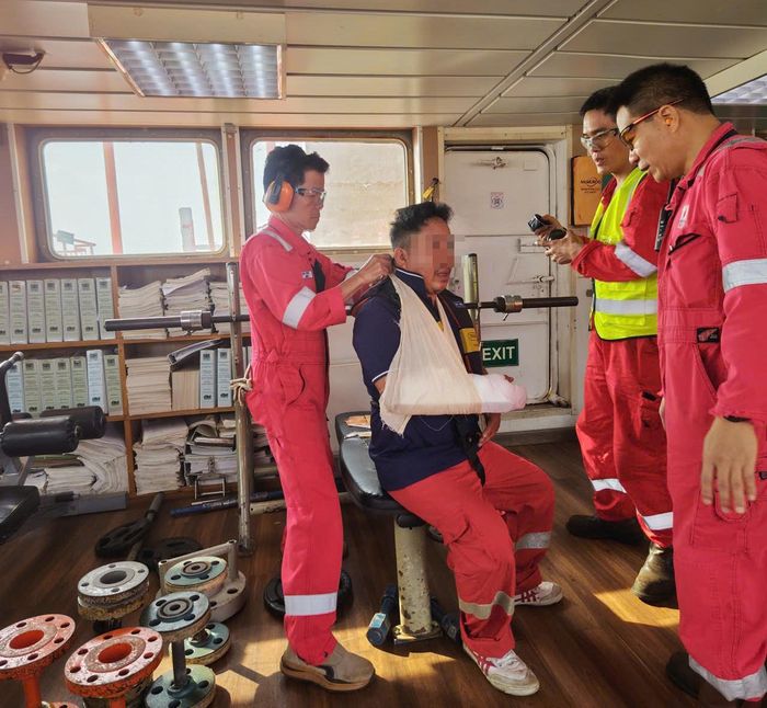 Ông B.V.P được các nhân viên y tế sơ cứu ngay tại khu vực mỏ Đại Hùng. Ảnh: PVEP-NCS