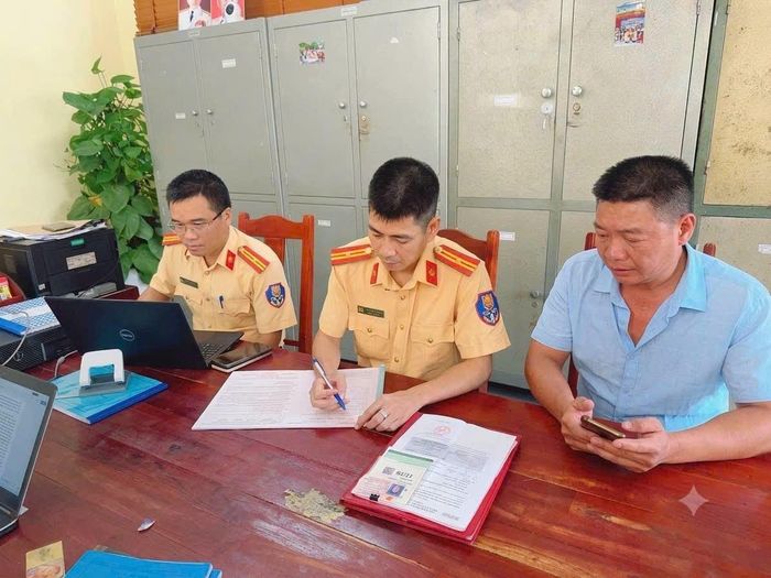 CSGT làm việc với tài xế. Ảnh: Công an Phú Thọ