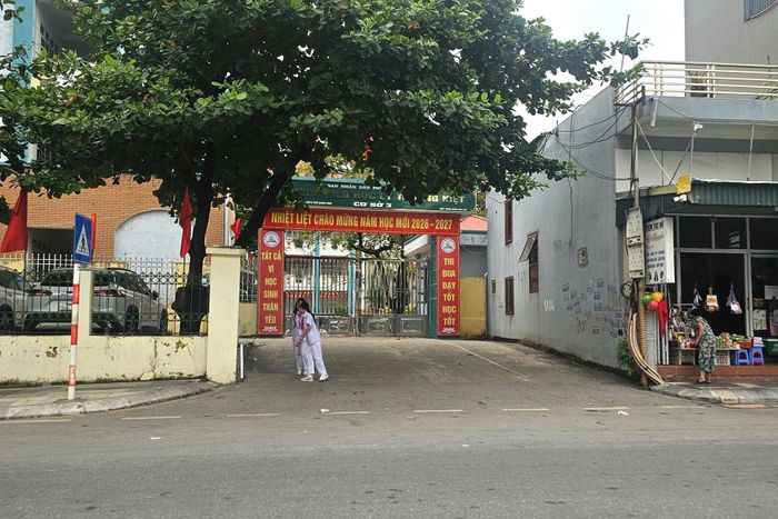 Cổng Trường Tiểu học Lý Thường Kiệt. Ảnh: Đ.H