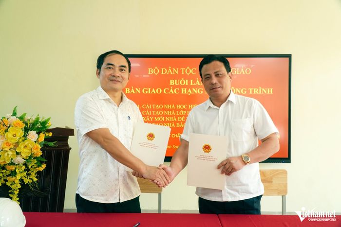 Ông Nguyễn Văn Đức, Giám đốc Ban Quản lý Dự án Đầu tư chuyên ngành xây dựng và ông Lê Lâm, Hiệu trưởng Trường Dự bị Đại học Dân tộc Sầm Sơn ký biên bản nghiệm thu