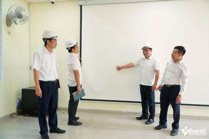 Lãnh đạo Ban cùng lãnh đạo nhà trường kiểm tra, nghiệm thu các hạng mục bàn giao