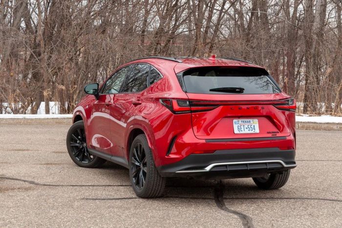 Khi xét đến độ tin cậy lâu dài và khả năng tiết kiệm nhiên liệu, Lexus NX lại có lợi thế rõ rệt.