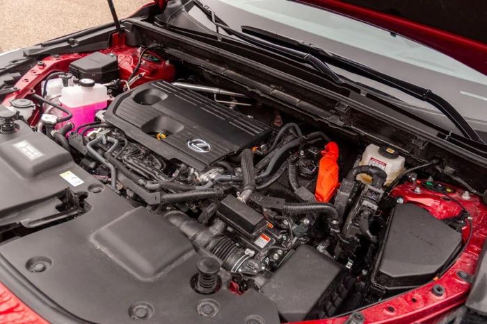 Lexus NX 350h sử dụng động cơ xăng 4 xi-lanh, dung tích 2.5L kết hợp với hai mô-tơ điện và hộp số eCVT cho tổng công suất 240 mã lực, mô-men xoắn cực đại 366 Nm.