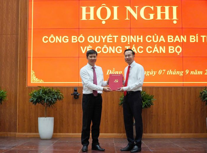 Ông Nguyễn Thành Tâm (trái), Phó ban Tổ chức Trung ương trao quyết định của Ban Bí thư điều động, chỉ định ông Nguyễn Thanh Nhàn tham gia Ban Chấp hành, Ban Thường vụ, giữ chức Phó Bí thư Tỉnh ủy Đồng Tháp nhiệm kỳ 2025-2030. Ảnh: T.X