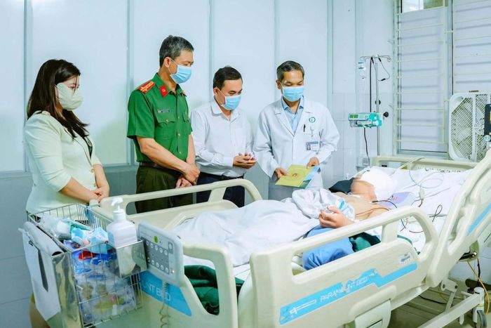 Ông Lê Trường Sơn, Phó Chủ tịch UBND thành phố Đồng Nai (đứng thứ 2 từ phải sang) cùng đại diện Công an thành phố, Sở Y tế thăm hỏi, động viên bệnh nhân. Ảnh: Hoàng Hùng