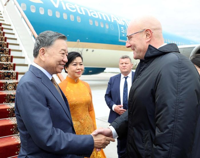 Phó Thủ tướng Nga Dmitry Chernyshenko chào đón Tổng Bí thư, Chủ tịch nước Tô Lâm và phu nhân. Ảnh: TTXVN