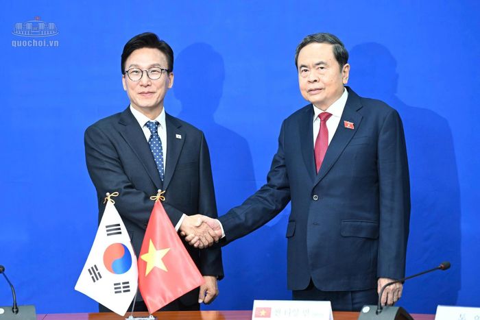 Chủ tịch Quốc hội Trần Thanh Mẫn tiếp Chủ tịch Đảng Dân chủ Đồng hành Kim Min Seok. Ảnh: Media QH