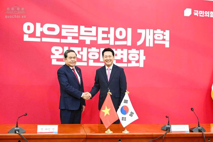 Chủ tịch Quốc hội Trần Thanh Mẫn tiếp Chủ tịch Đảng Sức mạnh Quốc dân Jang Dong Hyeok. Ảnh: Media QH