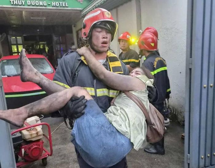 Lực lượng chức năng nhanh chóng khống chế ngọn lửa và giải cứu nạn nhân.