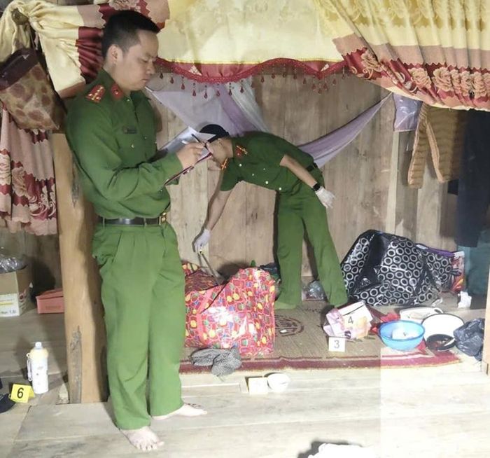  Cơ quan chức năng khám nghiệm hiện trường (ảnh: VKSND Khu vực 7, Tuyên Quang)