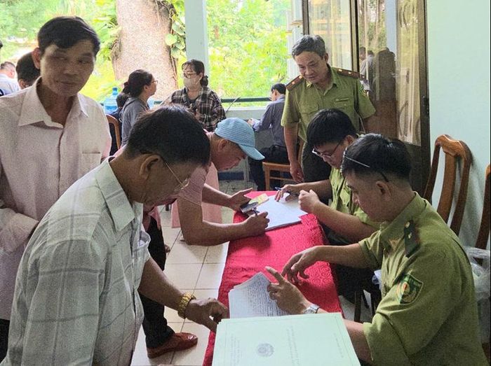 Các cán bộ Kiểm lâm phát tài liệu tuyên truyền, phổ biến pháp luật về quản lý bảo vệ động vật hoang dã cho doanh nghiệp, hộ chăn nuôi tại Hội nghị.
