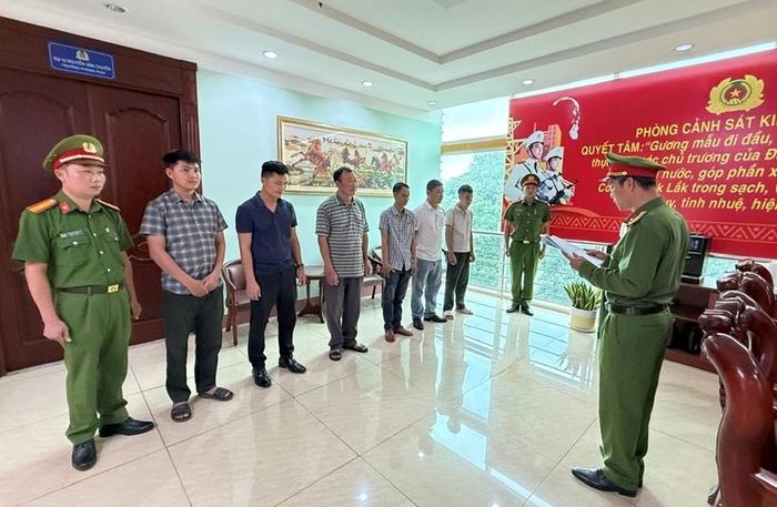 Nhiều cán bộ quản lý bảo vệ rừng vừa bị khởi tố để điều tra về hành vi "Nhận hối lộ".