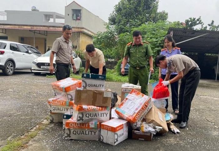 Kiểm sát viên kiểm sát vật chứng đưa ra tiêu hủy.