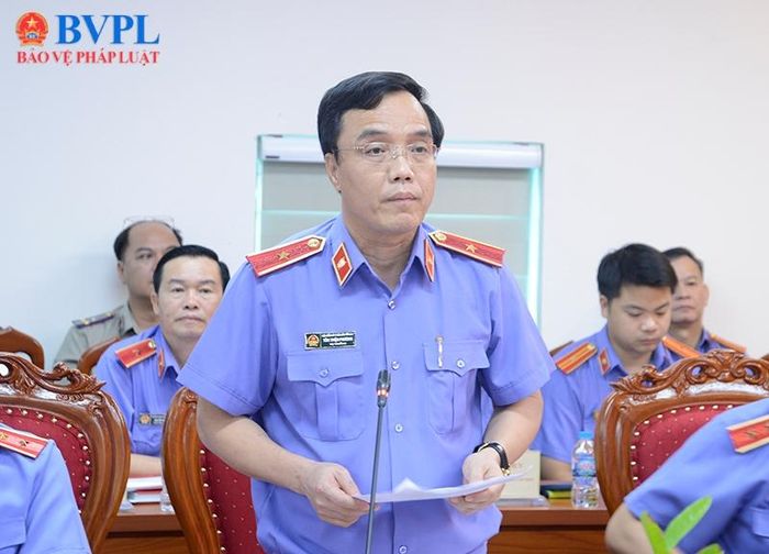  Đồng chí Tôn Thiện Phương - Vụ trưởng Vụ Pháp chế (Vụ 14), VKSND tối cao trình bày báo cáo đề dẫn.