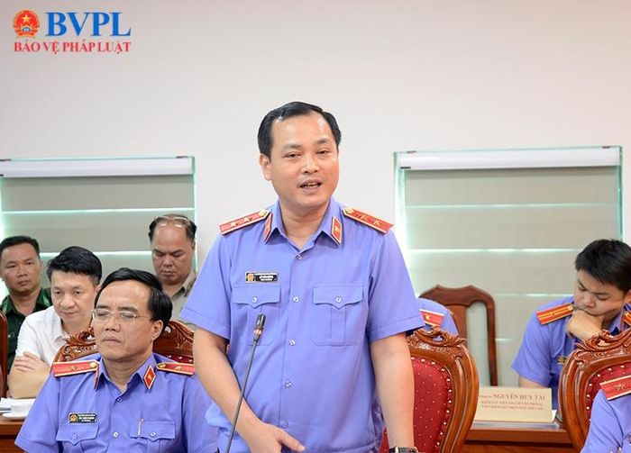  Đồng chí Lê Văn Đông - Đại biểu Quốc hội, Viện trưởng VKSND TP Hồ Chí Minh trình bày ý kiến.