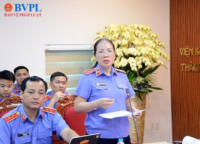  Đồng chí Hoàng Thị Quỳnh Chi - Kiểm sát viên VKSND tối cao điều hành phần thảo luận.