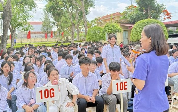 VKSND khu vực 5, tỉnh Thanh Hóa tuyên truyền pháp luật tại Trường THPT Nga Sơn.