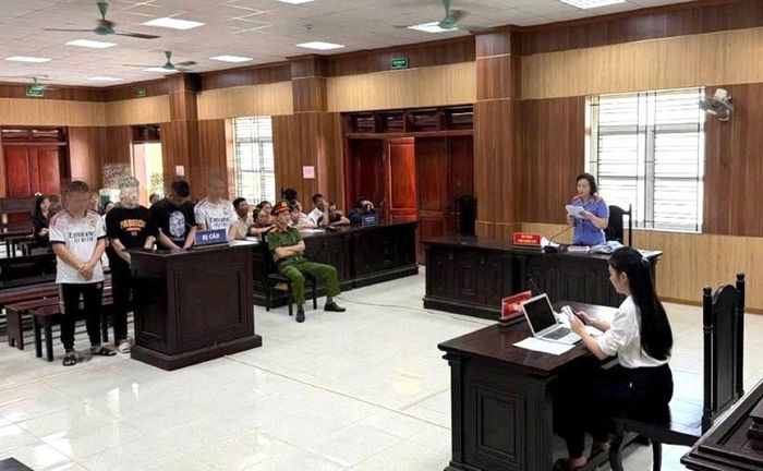 Kiểm sát viên VKSND tỉnh Thanh Hóa thực hành quyền công tố, kiểm sát xét xử vụ án “Giết người”, “Cố ý gây thương tích” có các bị cáo là trẻ vị thành niên.