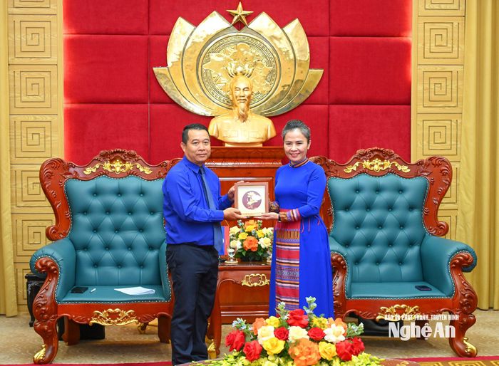 Thường trực Tỉnh ủy Nghệ An tặng quà lưu niệm Đoàn đại biểu Thanh niên Thủ đô Viêng Chăn. Ảnh: Thành Cường