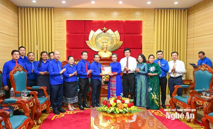Đoàn đại biểu Thủ đô Viêng Chăn tặng quà lưu niệm Thường trực Tỉnh ủy Nghệ An. Ảnh: Thành Cường