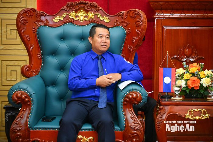 Đồng chí Húm-pheng Sỉ-sổm-bắt - Bí thư Thành Đoàn Thủ đô Viêng Chăn thông tin tới Thường trực Tỉnh ủy Nghệ An một số thông tin kinh tế - xã hội của địa phương. Ảnh: Thành Cường